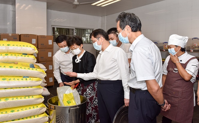 市領(lǐng)導(dǎo)檢查督導(dǎo)教育領(lǐng)域食堂管理問題專項整治工作